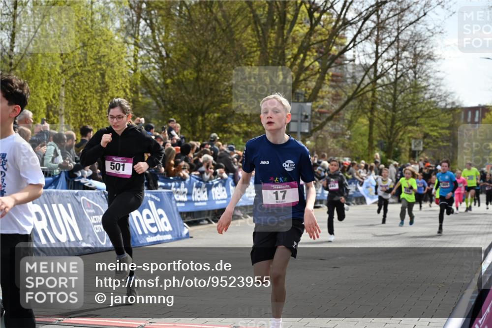 12.04.2026 - 45. Internationalen Wilhelmsburger Insellauf J. Mangold http://msf.ph/oto/9523955 12.04.2026 14:49:30 Ziel 896, 372, 1055, 51, 693, 1817, 100, 855, 897, 353, 666, 1827, 378, 17, 501, 586, 1809, 440, 881 meine-sportfotos.de