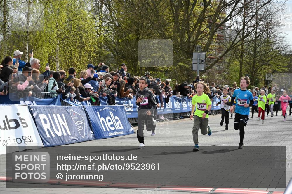 12.04.2026 - 45. Internationalen Wilhelmsburger Insellauf J. Mangold http://msf.ph/oto/9523961 12.04.2026 14:49:32 Ziel 855, 897, 353, 666, 1827, 378, 17, 501, 586, 1809, 440, 881, 348, 602, 627 meine-sportfotos.de