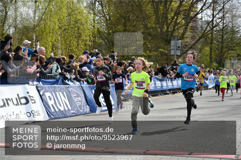 12.04.2026 - 45. Internationalen Wilhelmsburger Insellauf J. Mangold http://msf.ph/oto/9523967 12.04.2026 14:49:32 Ziel 855, 897, 353, 666, 1827, 378, 17, 501, 586, 1809, 440, 881, 348, 602, 627 meine-sportfotos.de