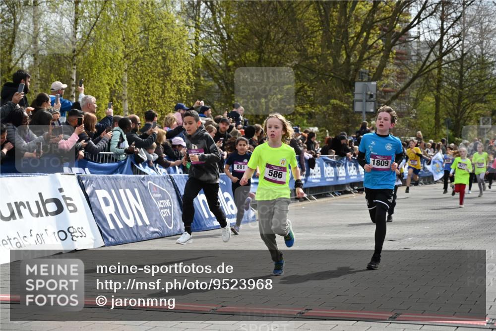 12.04.2026 - 45. Internationalen Wilhelmsburger Insellauf J. Mangold http://msf.ph/oto/9523968 12.04.2026 14:49:32 Ziel 855, 897, 353, 666, 1827, 378, 17, 501, 586, 1809, 440, 881, 348, 602, 627 meine-sportfotos.de