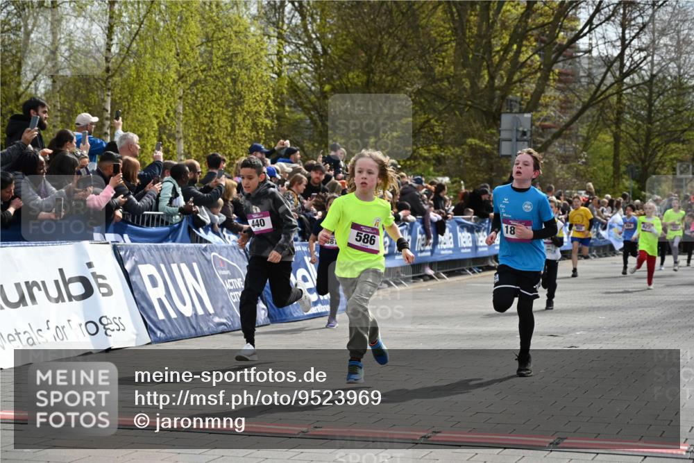 12.04.2026 - 45. Internationalen Wilhelmsburger Insellauf J. Mangold http://msf.ph/oto/9523969 12.04.2026 14:49:32 Ziel 855, 897, 353, 666, 1827, 378, 17, 501, 586, 1809, 440, 881, 348, 602, 627 meine-sportfotos.de