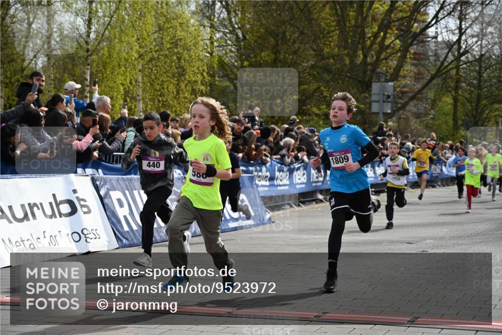 12.04.2026 - 45. Internationalen Wilhelmsburger Insellauf J. Mangold http://msf.ph/oto/9523972 12.04.2026 14:49:33 Ziel 353, 666, 1827, 378, 17, 501, 586, 1809, 440, 881, 348, 602, 627, 458 meine-sportfotos.de