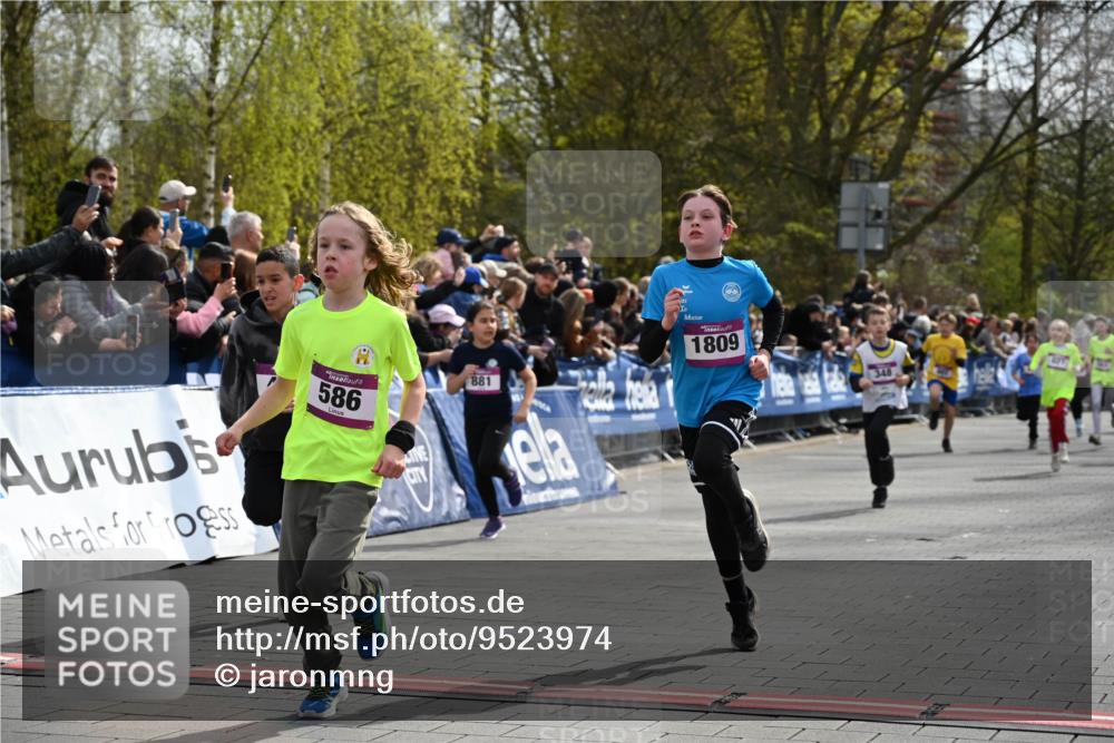 12.04.2026 - 45. Internationalen Wilhelmsburger Insellauf J. Mangold http://msf.ph/oto/9523974 12.04.2026 14:49:33 Ziel 353, 666, 1827, 378, 17, 501, 586, 1809, 440, 881, 348, 602, 627, 458 meine-sportfotos.de