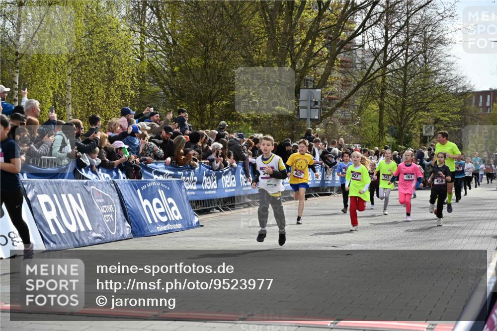 12.04.2026 - 45. Internationalen Wilhelmsburger Insellauf J. Mangold http://msf.ph/oto/9523977 12.04.2026 14:49:34 Ziel 17, 501, 586, 1809, 440, 881, 348, 602, 627, 458, 161, 542, 1842, 894 meine-sportfotos.de