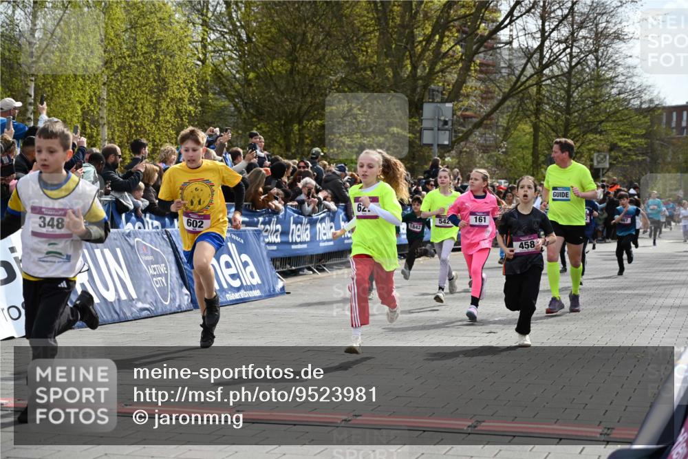 12.04.2026 - 45. Internationalen Wilhelmsburger Insellauf J. Mangold http://msf.ph/oto/9523981 12.04.2026 14:49:36 Ziel 586, 1809, 440, 881, 348, 602, 627, 458, 161, 542, 1842, 894, 882, 652, 1818, 867 meine-sportfotos.de