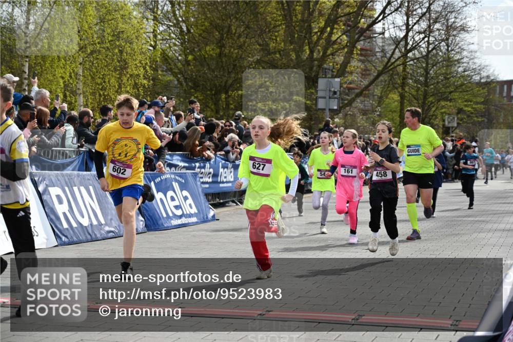 12.04.2026 - 45. Internationalen Wilhelmsburger Insellauf J. Mangold http://msf.ph/oto/9523983 12.04.2026 14:49:36 Ziel 586, 1809, 440, 881, 348, 602, 627, 458, 161, 542, 1842, 894, 882, 652, 1818, 867 meine-sportfotos.de