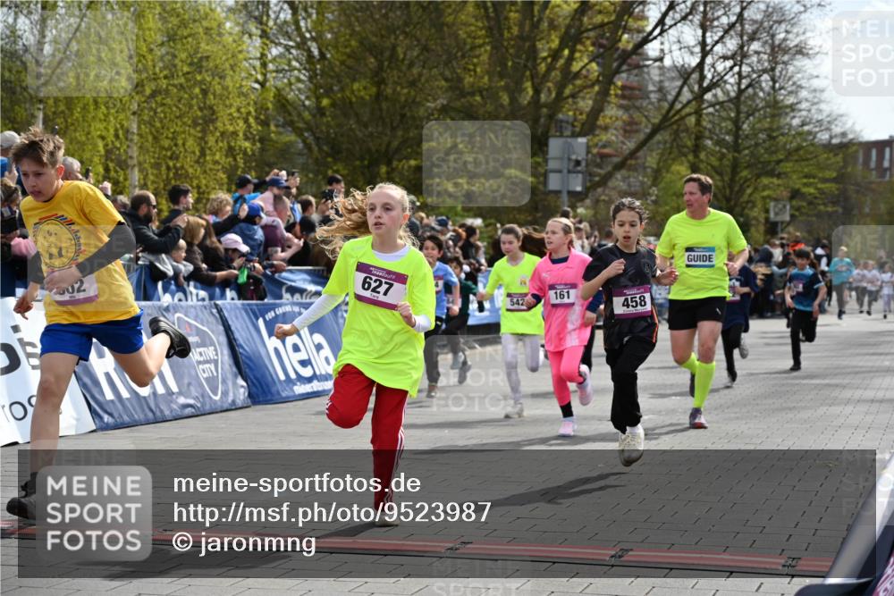 12.04.2026 - 45. Internationalen Wilhelmsburger Insellauf J. Mangold http://msf.ph/oto/9523987 12.04.2026 14:49:36 Ziel 586, 1809, 440, 881, 348, 602, 627, 458, 161, 542, 1842, 894, 882, 652, 1818, 867 meine-sportfotos.de