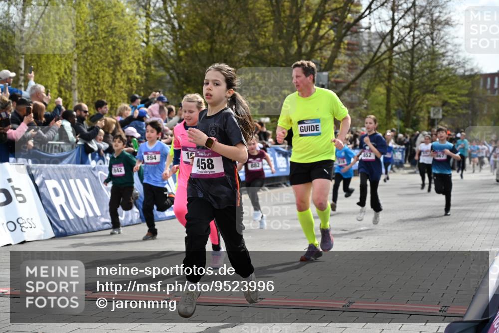 12.04.2026 - 45. Internationalen Wilhelmsburger Insellauf J. Mangold http://msf.ph/oto/9523996 12.04.2026 14:49:37 Ziel 1809, 440, 881, 348, 602, 627, 458, 161, 542, 1842, 894, 882, 652, 1818, 867, 377 meine-sportfotos.de