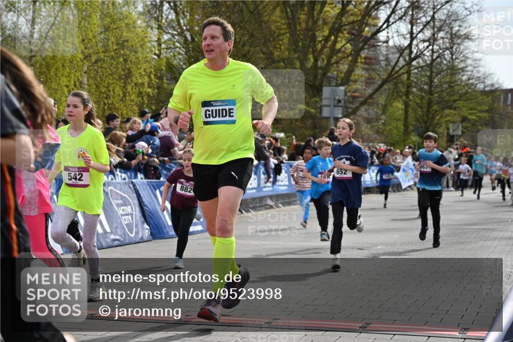 12.04.2026 - 45. Internationalen Wilhelmsburger Insellauf J. Mangold http://msf.ph/oto/9523998 12.04.2026 14:49:38 Ziel 881, 348, 602, 627, 458, 161, 542, 1842, 894, 882, 652, 1818, 867, 377, 879, 1839 meine-sportfotos.de