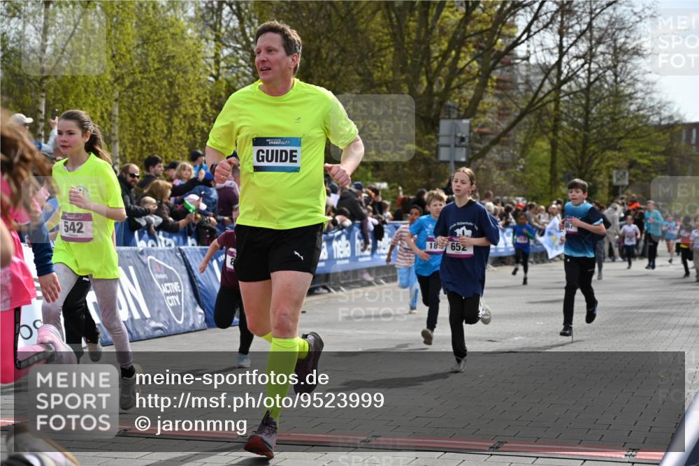 12.04.2026 - 45. Internationalen Wilhelmsburger Insellauf J. Mangold http://msf.ph/oto/9523999 12.04.2026 14:49:38 Ziel 881, 348, 602, 627, 458, 161, 542, 1842, 894, 882, 652, 1818, 867, 377, 879, 1839 meine-sportfotos.de