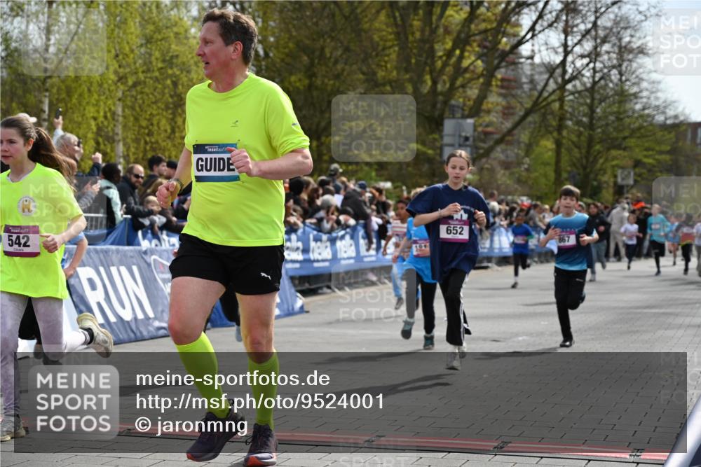 12.04.2026 - 45. Internationalen Wilhelmsburger Insellauf J. Mangold http://msf.ph/oto/9524001 12.04.2026 14:49:38 Ziel 881, 348, 602, 627, 458, 161, 542, 1842, 894, 882, 652, 1818, 867, 377, 879, 1839 meine-sportfotos.de