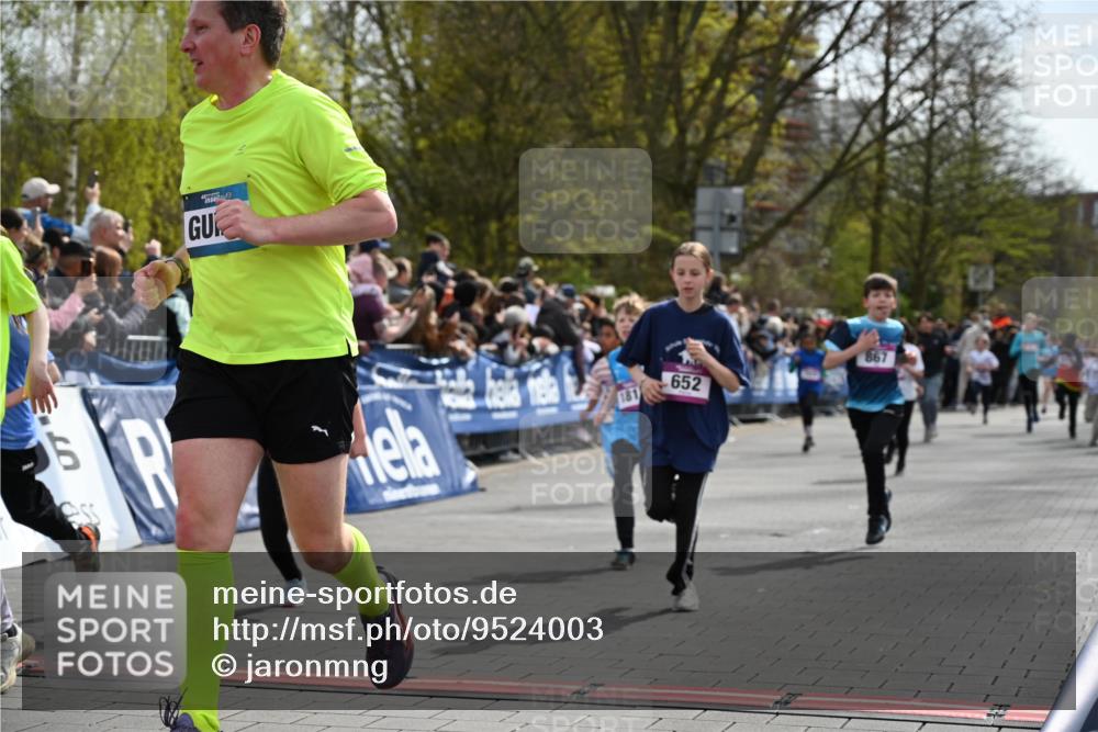 12.04.2026 - 45. Internationalen Wilhelmsburger Insellauf J. Mangold http://msf.ph/oto/9524003 12.04.2026 14:49:39 Ziel 348, 602, 627, 458, 161, 542, 1842, 894, 882, 652, 1818, 867, 377, 879, 1839, 401, 1812 meine-sportfotos.de