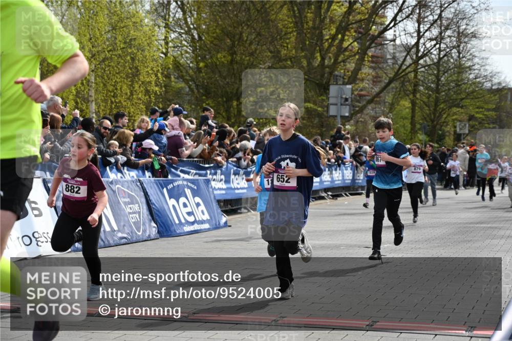 12.04.2026 - 45. Internationalen Wilhelmsburger Insellauf J. Mangold http://msf.ph/oto/9524005 12.04.2026 14:49:39 Ziel 348, 602, 627, 458, 161, 542, 1842, 894, 882, 652, 1818, 867, 377, 879, 1839, 401, 1812 meine-sportfotos.de