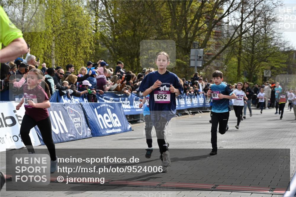 12.04.2026 - 45. Internationalen Wilhelmsburger Insellauf J. Mangold http://msf.ph/oto/9524006 12.04.2026 14:49:39 Ziel 348, 602, 627, 458, 161, 542, 1842, 894, 882, 652, 1818, 867, 377, 879, 1839, 401, 1812 meine-sportfotos.de