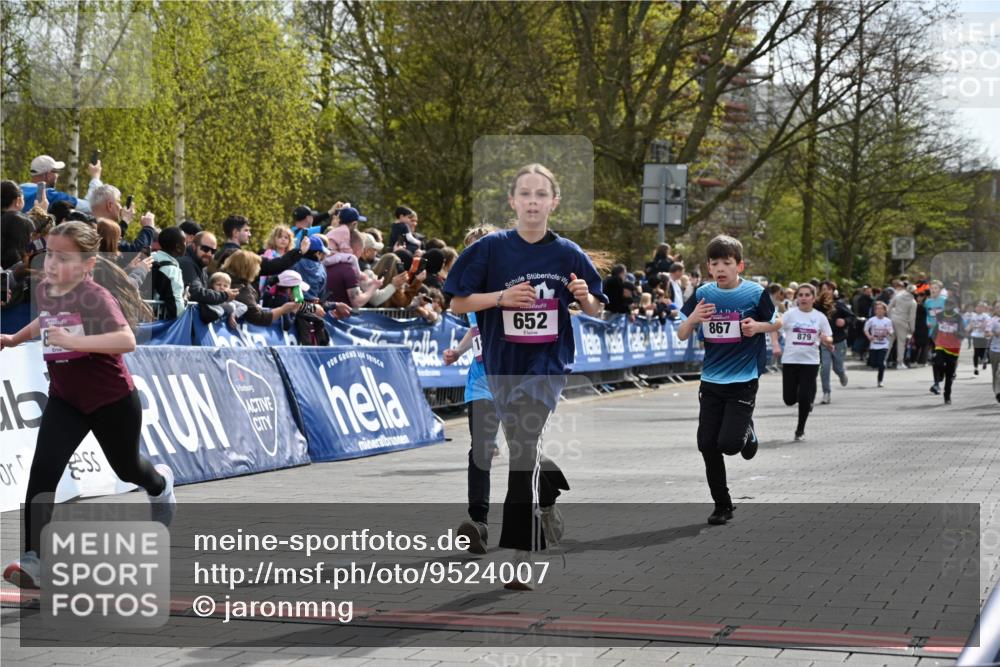 12.04.2026 - 45. Internationalen Wilhelmsburger Insellauf J. Mangold http://msf.ph/oto/9524007 12.04.2026 14:49:39 Ziel 348, 602, 627, 458, 161, 542, 1842, 894, 882, 652, 1818, 867, 377, 879, 1839, 401, 1812 meine-sportfotos.de