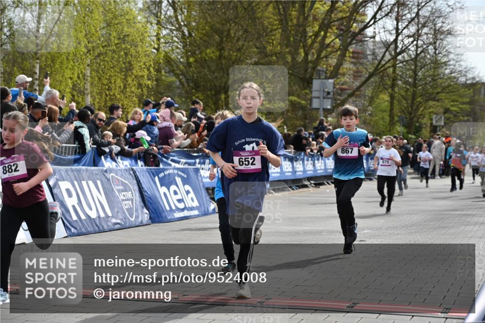 12.04.2026 - 45. Internationalen Wilhelmsburger Insellauf J. Mangold http://msf.ph/oto/9524008 12.04.2026 14:49:39 Ziel 348, 602, 627, 458, 161, 542, 1842, 894, 882, 652, 1818, 867, 377, 879, 1839, 401, 1812 meine-sportfotos.de