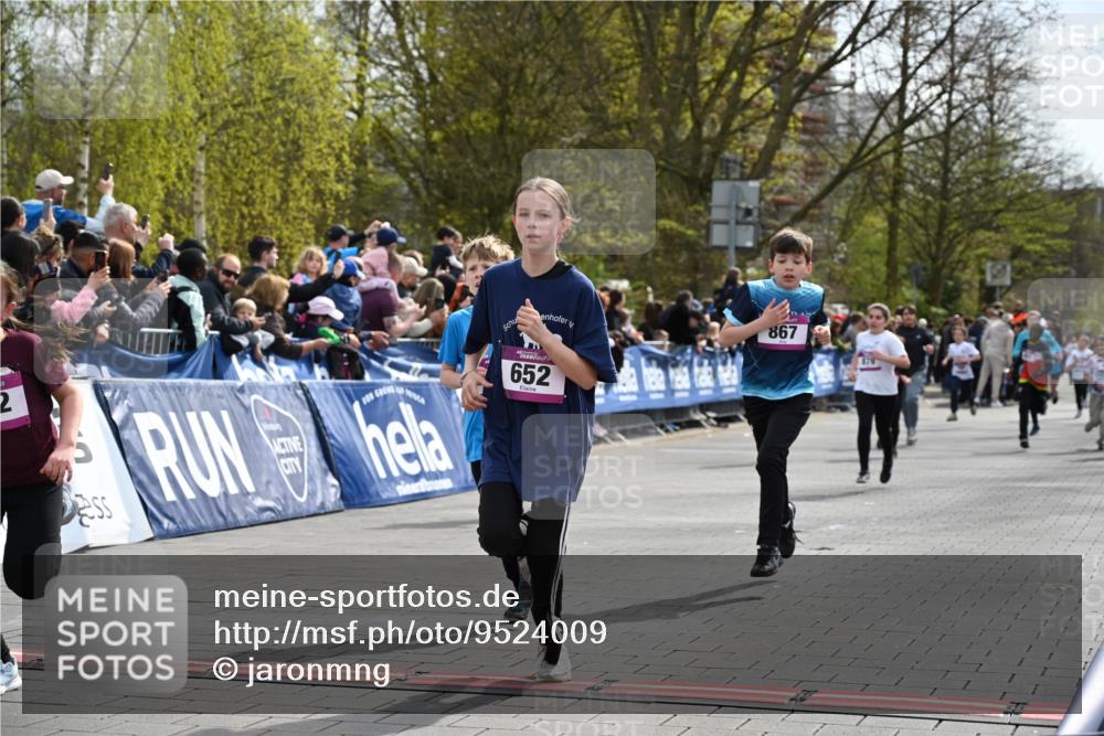 12.04.2026 - 45. Internationalen Wilhelmsburger Insellauf J. Mangold http://msf.ph/oto/9524009 12.04.2026 14:49:39 Ziel 348, 602, 627, 458, 161, 542, 1842, 894, 882, 652, 1818, 867, 377, 879, 1839, 401, 1812 meine-sportfotos.de