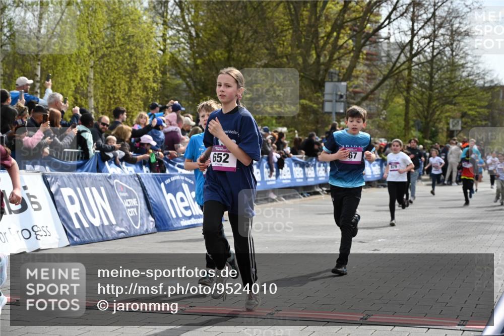 12.04.2026 - 45. Internationalen Wilhelmsburger Insellauf J. Mangold http://msf.ph/oto/9524010 12.04.2026 14:49:39 Ziel 348, 602, 627, 458, 161, 542, 1842, 894, 882, 652, 1818, 867, 377, 879, 1839, 401, 1812 meine-sportfotos.de