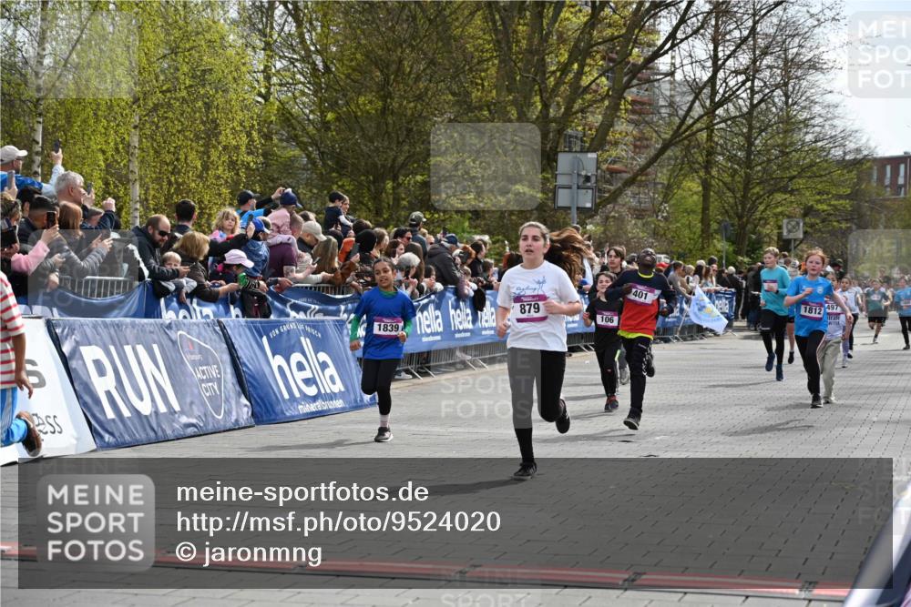 12.04.2026 - 45. Internationalen Wilhelmsburger Insellauf J. Mangold http://msf.ph/oto/9524020 12.04.2026 14:49:41 Ziel 458, 161, 542, 1842, 894, 882, 652, 1818, 867, 377, 879, 1839, 401, 1812, 106, 169, 1 meine-sportfotos.de