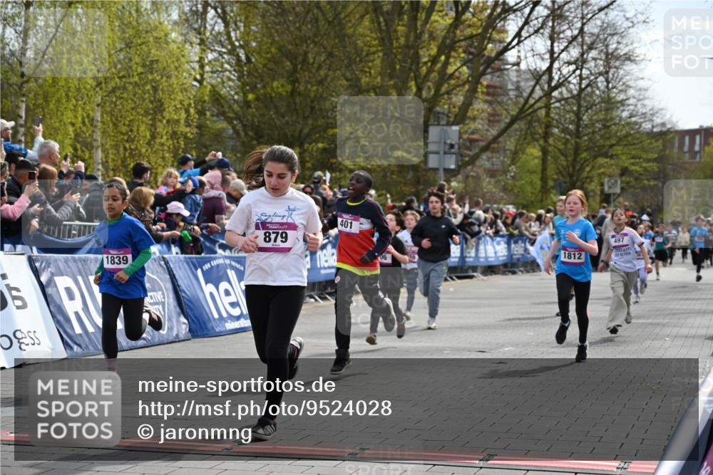 12.04.2026 - 45. Internationalen Wilhelmsburger Insellauf J. Mangold http://msf.ph/oto/9524028 12.04.2026 14:49:42 Ziel 161, 542, 1842, 894, 882, 652, 1818, 867, 377, 879, 1839, 401, 1812, 106, 169, 1, 1813 meine-sportfotos.de