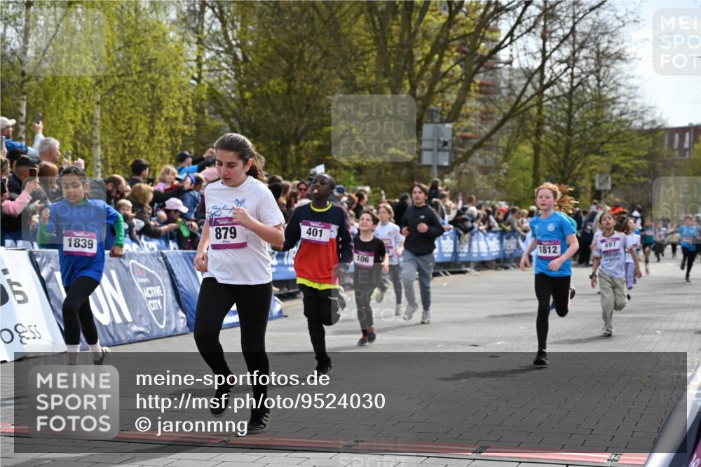 12.04.2026 - 45. Internationalen Wilhelmsburger Insellauf J. Mangold http://msf.ph/oto/9524030 12.04.2026 14:49:42 Ziel 161, 542, 1842, 894, 882, 652, 1818, 867, 377, 879, 1839, 401, 1812, 106, 169, 1, 1813 meine-sportfotos.de