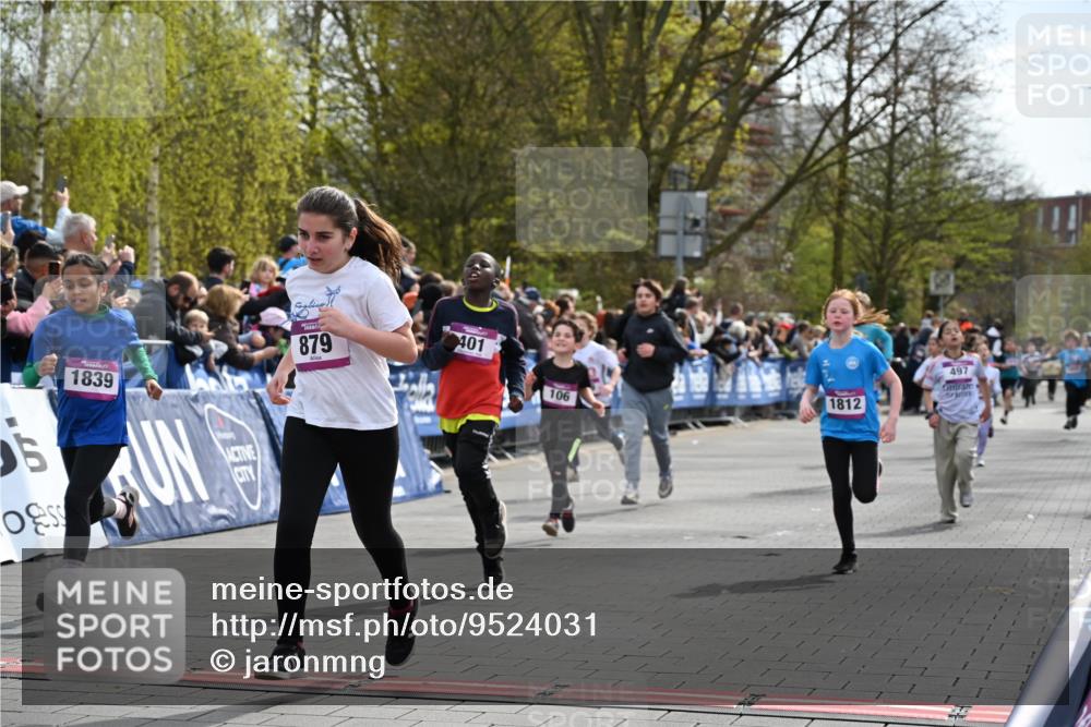 12.04.2026 - 45. Internationalen Wilhelmsburger Insellauf J. Mangold http://msf.ph/oto/9524031 12.04.2026 14:49:42 Ziel 161, 542, 1842, 894, 882, 652, 1818, 867, 377, 879, 1839, 401, 1812, 106, 169, 1, 1813 meine-sportfotos.de