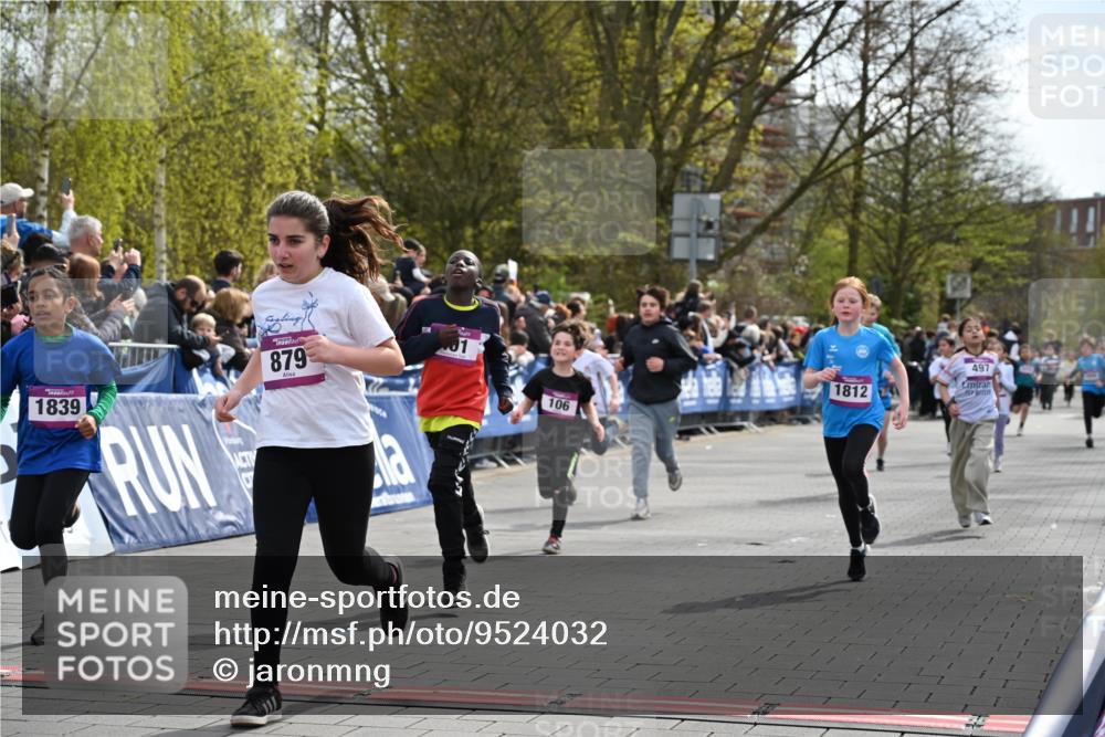 12.04.2026 - 45. Internationalen Wilhelmsburger Insellauf J. Mangold http://msf.ph/oto/9524032 12.04.2026 14:49:43 Ziel 882, 652, 1818, 867, 377, 879, 1839, 401, 1812, 106, 169, 1, 1813, 497, 1808, 406 meine-sportfotos.de