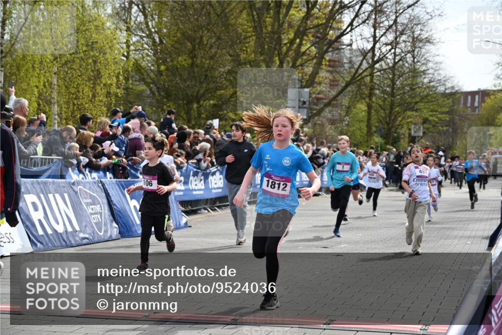12.04.2026 - 45. Internationalen Wilhelmsburger Insellauf J. Mangold http://msf.ph/oto/9524036 12.04.2026 14:49:43 Ziel 882, 652, 1818, 867, 377, 879, 1839, 401, 1812, 106, 169, 1, 1813, 497, 1808, 406 meine-sportfotos.de