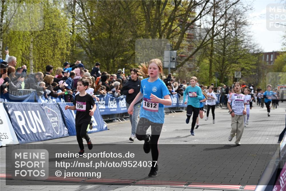12.04.2026 - 45. Internationalen Wilhelmsburger Insellauf J. Mangold http://msf.ph/oto/9524037 12.04.2026 14:49:43 Ziel 882, 652, 1818, 867, 377, 879, 1839, 401, 1812, 106, 169, 1, 1813, 497, 1808, 406 meine-sportfotos.de