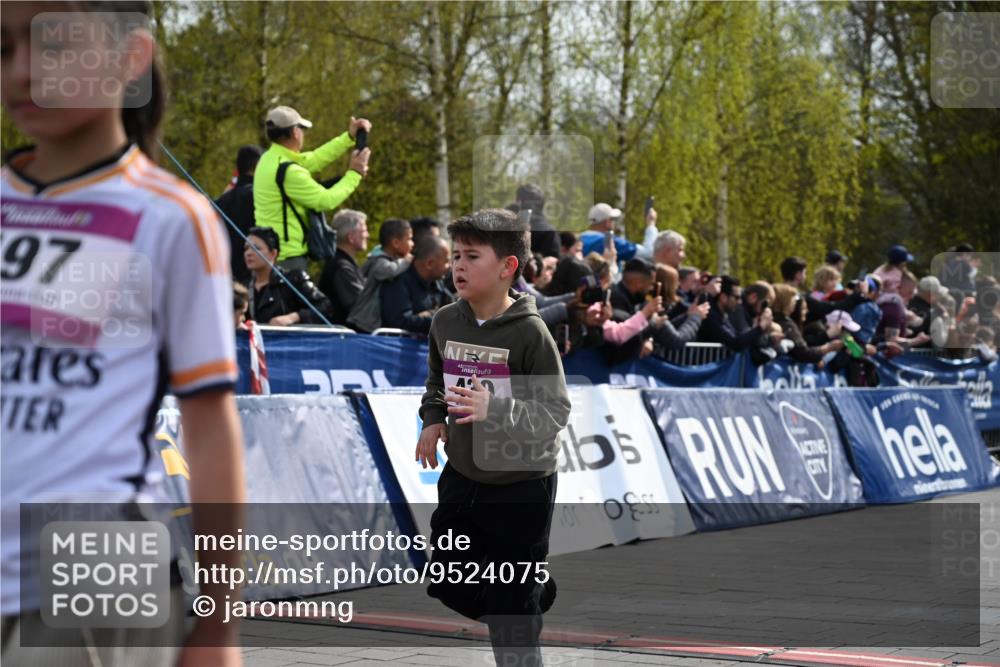 12.04.2026 - 45. Internationalen Wilhelmsburger Insellauf J. Mangold http://msf.ph/oto/9524075 12.04.2026 14:49:52 Ziel 1811, 367, 1830, 1848, 439, 389, 1821, 857, 872 meine-sportfotos.de