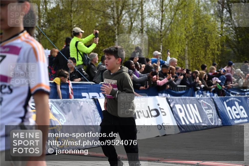 12.04.2026 - 45. Internationalen Wilhelmsburger Insellauf J. Mangold http://msf.ph/oto/9524076 12.04.2026 14:49:52 Ziel 1811, 367, 1830, 1848, 439, 389, 1821, 857, 872 meine-sportfotos.de