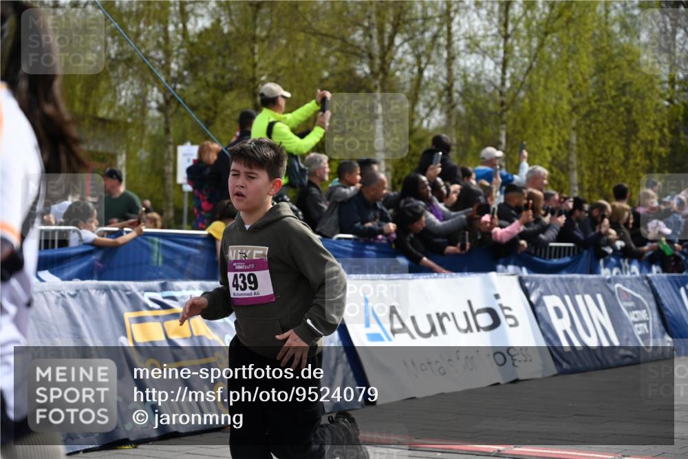 12.04.2026 - 45. Internationalen Wilhelmsburger Insellauf J. Mangold http://msf.ph/oto/9524079 12.04.2026 14:49:52 Ziel 1811, 367, 1830, 1848, 439, 389, 1821, 857, 872 meine-sportfotos.de