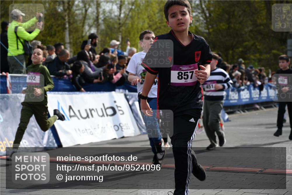 12.04.2026 - 45. Internationalen Wilhelmsburger Insellauf J. Mangold http://msf.ph/oto/9524096 12.04.2026 14:49:57 Ziel 389, 1821, 857, 872, 402, 451, 608, 466, 878, 849, 861, 875, 572, 336, 1036, 1847, 400 meine-sportfotos.de