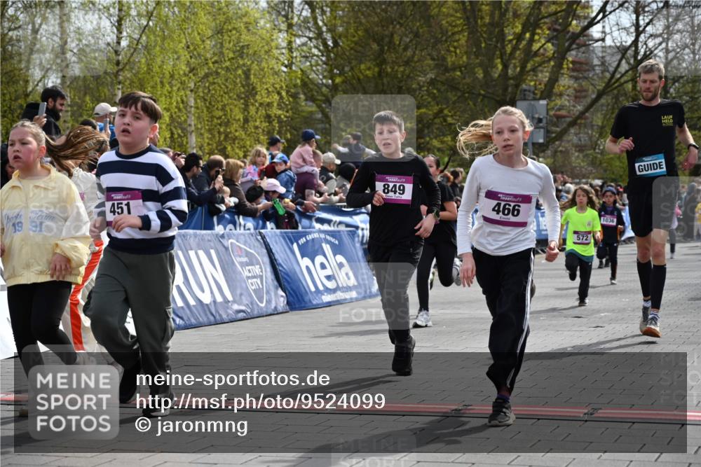 12.04.2026 - 45. Internationalen Wilhelmsburger Insellauf J. Mangold http://msf.ph/oto/9524099 12.04.2026 14:49:58 Ziel 1821, 857, 872, 402, 451, 608, 466, 878, 849, 861, 875, 572, 336, 1036, 1847, 400, 672 meine-sportfotos.de