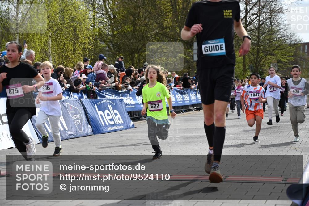 12.04.2026 - 45. Internationalen Wilhelmsburger Insellauf J. Mangold http://msf.ph/oto/9524110 12.04.2026 14:49:59 Ziel 857, 872, 402, 451, 608, 466, 878, 849, 861, 875, 572, 336, 1036, 1847, 400, 672, 368 meine-sportfotos.de