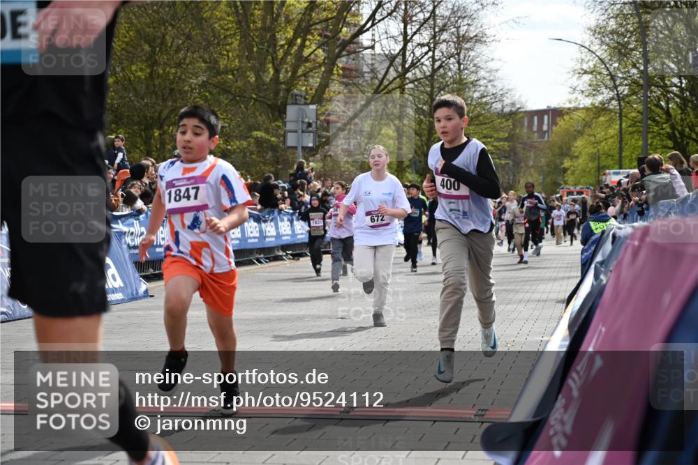 12.04.2026 - 45. Internationalen Wilhelmsburger Insellauf J. Mangold http://msf.ph/oto/9524112 12.04.2026 14:50:01 Ziel 402, 451, 608, 466, 878, 849, 861, 875, 572, 336, 1036, 1847, 400, 672, 368, 898, 1039 meine-sportfotos.de
