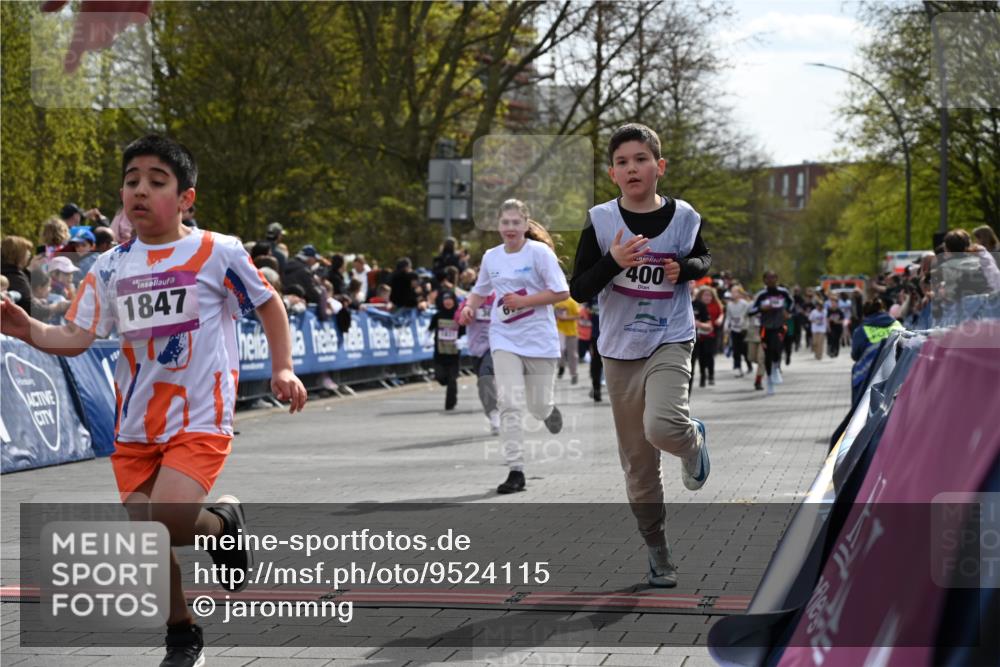 12.04.2026 - 45. Internationalen Wilhelmsburger Insellauf J. Mangold http://msf.ph/oto/9524115 12.04.2026 14:50:01 Ziel 402, 451, 608, 466, 878, 849, 861, 875, 572, 336, 1036, 1847, 400, 672, 368, 898, 1039 meine-sportfotos.de