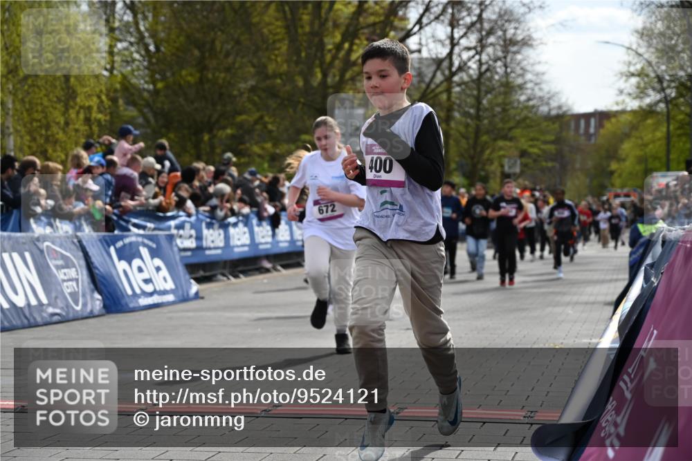 12.04.2026 - 45. Internationalen Wilhelmsburger Insellauf J. Mangold http://msf.ph/oto/9524121 12.04.2026 14:50:01 Ziel 402, 451, 608, 466, 878, 849, 861, 875, 572, 336, 1036, 1847, 400, 672, 368, 898, 1039 meine-sportfotos.de