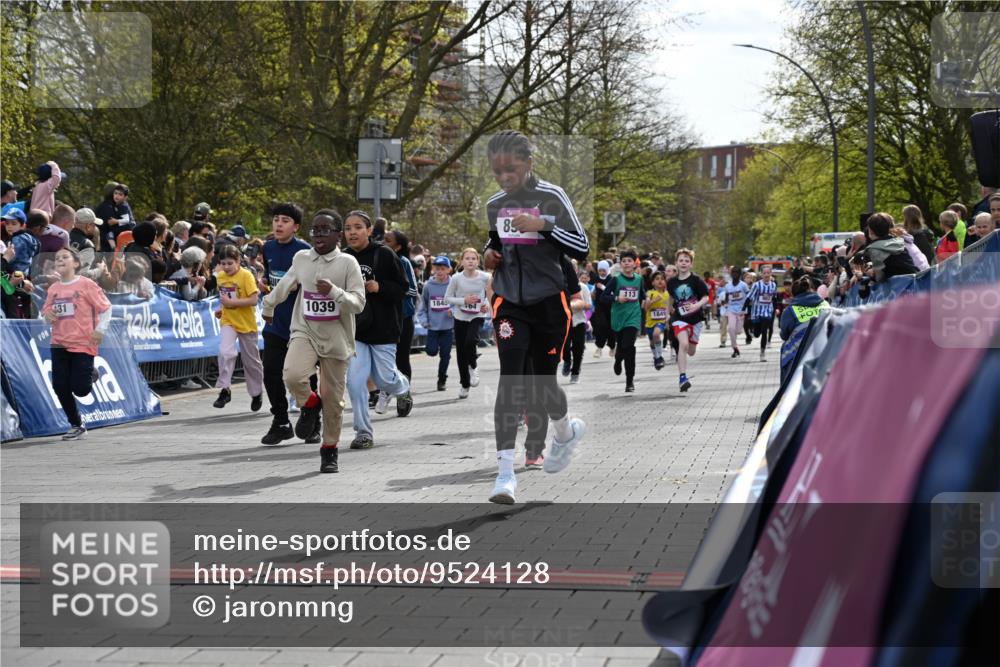 12.04.2026 - 45. Internationalen Wilhelmsburger Insellauf J. Mangold http://msf.ph/oto/9524128 12.04.2026 14:50:04 Ziel 572, 336, 1036, 1847, 400, 672, 368, 898, 1039, 901, 131, 1061, 624, 1825, 141, 164, 113, 1845 meine-sportfotos.de