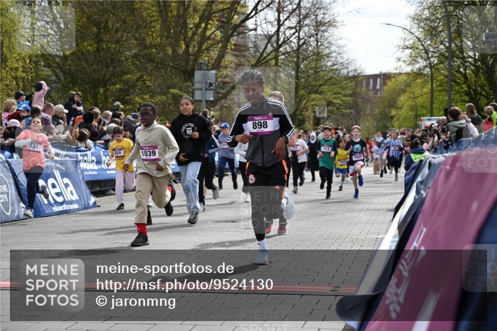 12.04.2026 - 45. Internationalen Wilhelmsburger Insellauf J. Mangold http://msf.ph/oto/9524130 12.04.2026 14:50:05 Ziel 400, 672, 368, 898, 1039, 901, 131, 1061, 624, 1825, 141, 164, 113, 1845, 1849, 1810, 352 meine-sportfotos.de