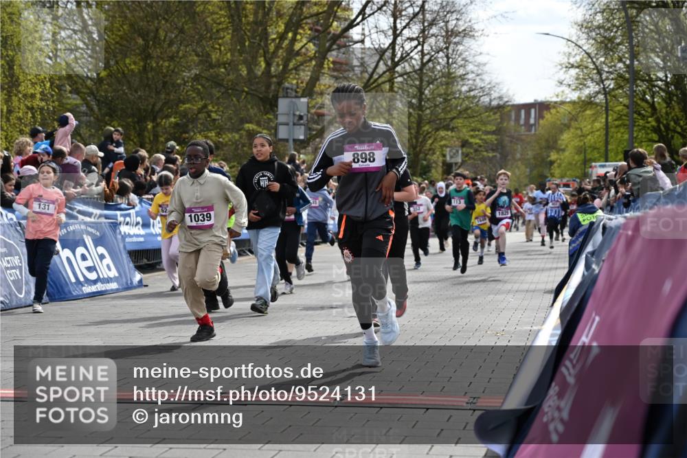 12.04.2026 - 45. Internationalen Wilhelmsburger Insellauf J. Mangold http://msf.ph/oto/9524131 12.04.2026 14:50:05 Ziel 400, 672, 368, 898, 1039, 901, 131, 1061, 624, 1825, 141, 164, 113, 1845, 1849, 1810, 352 meine-sportfotos.de