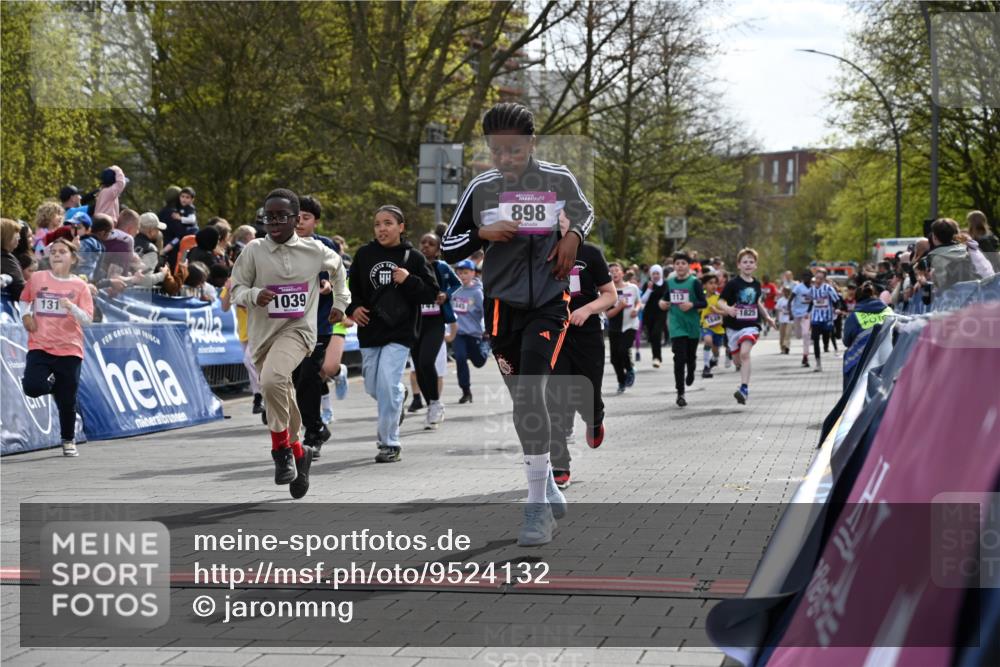 12.04.2026 - 45. Internationalen Wilhelmsburger Insellauf J. Mangold http://msf.ph/oto/9524132 12.04.2026 14:50:05 Ziel 400, 672, 368, 898, 1039, 901, 131, 1061, 624, 1825, 141, 164, 113, 1845, 1849, 1810, 352 meine-sportfotos.de