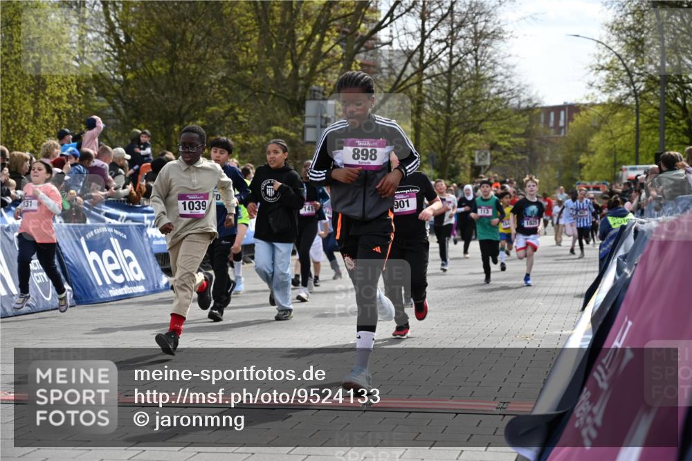 12.04.2026 - 45. Internationalen Wilhelmsburger Insellauf J. Mangold http://msf.ph/oto/9524133 12.04.2026 14:50:05 Ziel 400, 672, 368, 898, 1039, 901, 131, 1061, 624, 1825, 141, 164, 113, 1845, 1849, 1810, 352 meine-sportfotos.de