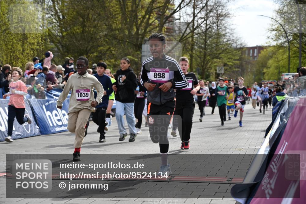 12.04.2026 - 45. Internationalen Wilhelmsburger Insellauf J. Mangold http://msf.ph/oto/9524134 12.04.2026 14:50:05 Ziel 400, 672, 368, 898, 1039, 901, 131, 1061, 624, 1825, 141, 164, 113, 1845, 1849, 1810, 352 meine-sportfotos.de