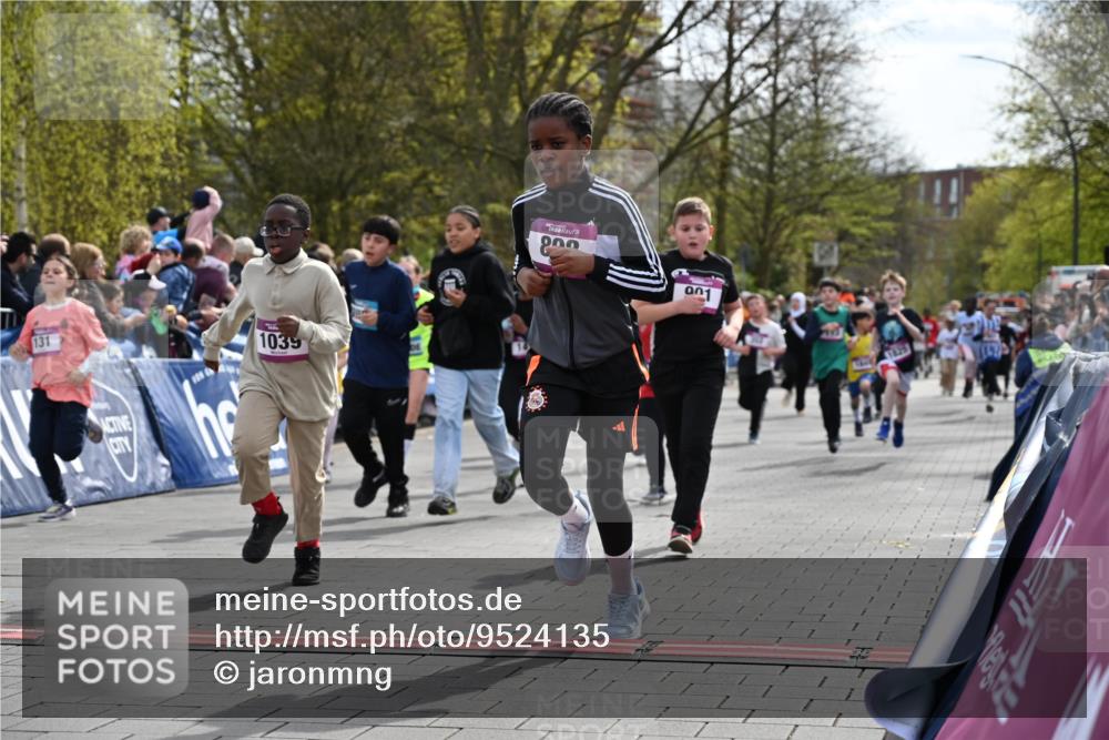 12.04.2026 - 45. Internationalen Wilhelmsburger Insellauf J. Mangold http://msf.ph/oto/9524135 12.04.2026 14:50:05 Ziel 400, 672, 368, 898, 1039, 901, 131, 1061, 624, 1825, 141, 164, 113, 1845, 1849, 1810, 352 meine-sportfotos.de