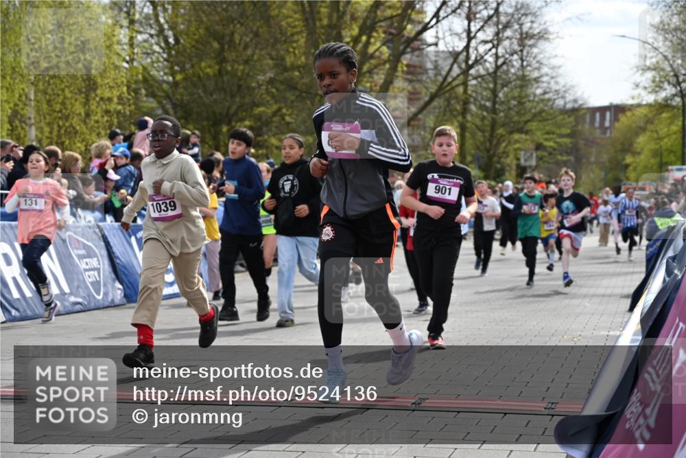 12.04.2026 - 45. Internationalen Wilhelmsburger Insellauf J. Mangold http://msf.ph/oto/9524136 12.04.2026 14:50:05 Ziel 400, 672, 368, 898, 1039, 901, 131, 1061, 624, 1825, 141, 164, 113, 1845, 1849, 1810, 352 meine-sportfotos.de