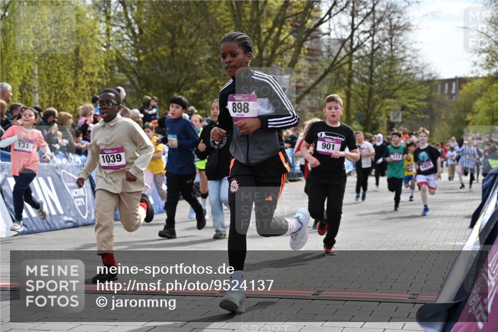 12.04.2026 - 45. Internationalen Wilhelmsburger Insellauf J. Mangold http://msf.ph/oto/9524137 12.04.2026 14:50:05 Ziel 400, 672, 368, 898, 1039, 901, 131, 1061, 624, 1825, 141, 164, 113, 1845, 1849, 1810, 352 meine-sportfotos.de
