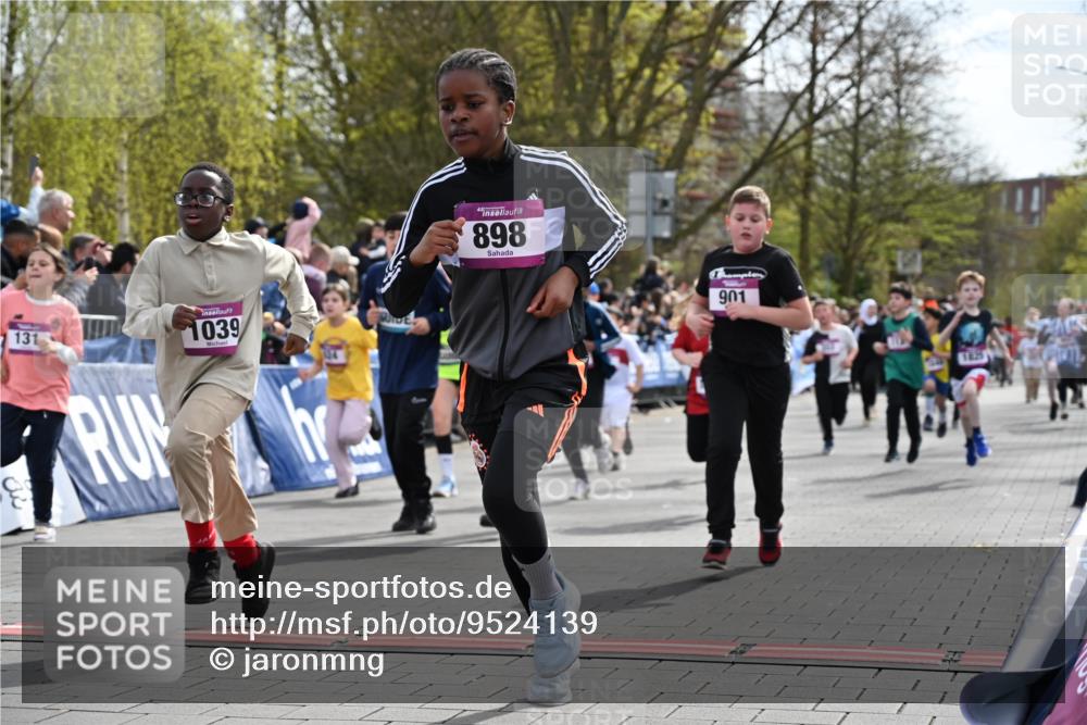 12.04.2026 - 45. Internationalen Wilhelmsburger Insellauf J. Mangold http://msf.ph/oto/9524139 12.04.2026 14:50:05 Ziel 400, 672, 368, 898, 1039, 901, 131, 1061, 624, 1825, 141, 164, 113, 1845, 1849, 1810, 352 meine-sportfotos.de