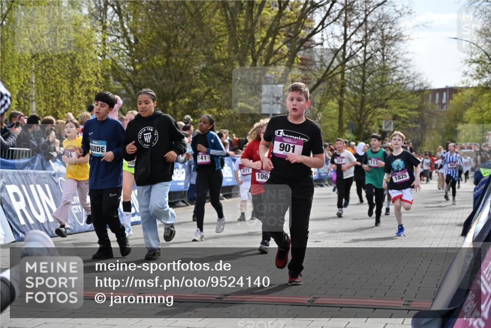 12.04.2026 - 45. Internationalen Wilhelmsburger Insellauf J. Mangold http://msf.ph/oto/9524140 12.04.2026 14:50:06 Ziel 672, 368, 898, 1039, 901, 131, 1061, 624, 1825, 141, 164, 113, 1845, 1849, 1810, 352, 902, 1814, 860 meine-sportfotos.de