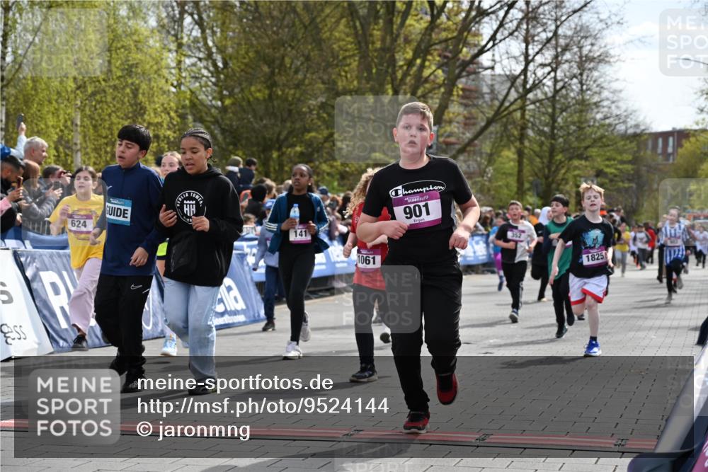 12.04.2026 - 45. Internationalen Wilhelmsburger Insellauf J. Mangold http://msf.ph/oto/9524144 12.04.2026 14:50:06 Ziel 672, 368, 898, 1039, 901, 131, 1061, 624, 1825, 141, 164, 113, 1845, 1849, 1810, 352, 902, 1814, 860 meine-sportfotos.de